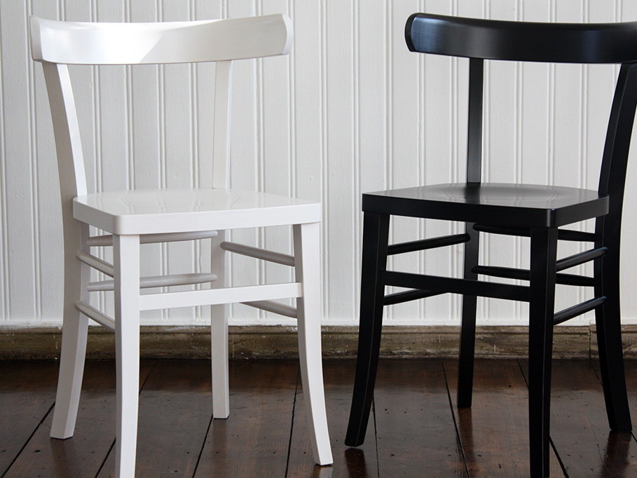 Der Stoelcker Sprossenstuhl in Weiß und Schwarz