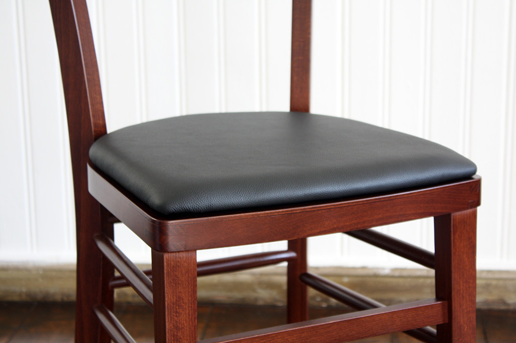 Der Sprossenstuhl von Stoelcker in Braun mit schwarzem Sitzpolster aus Leder
